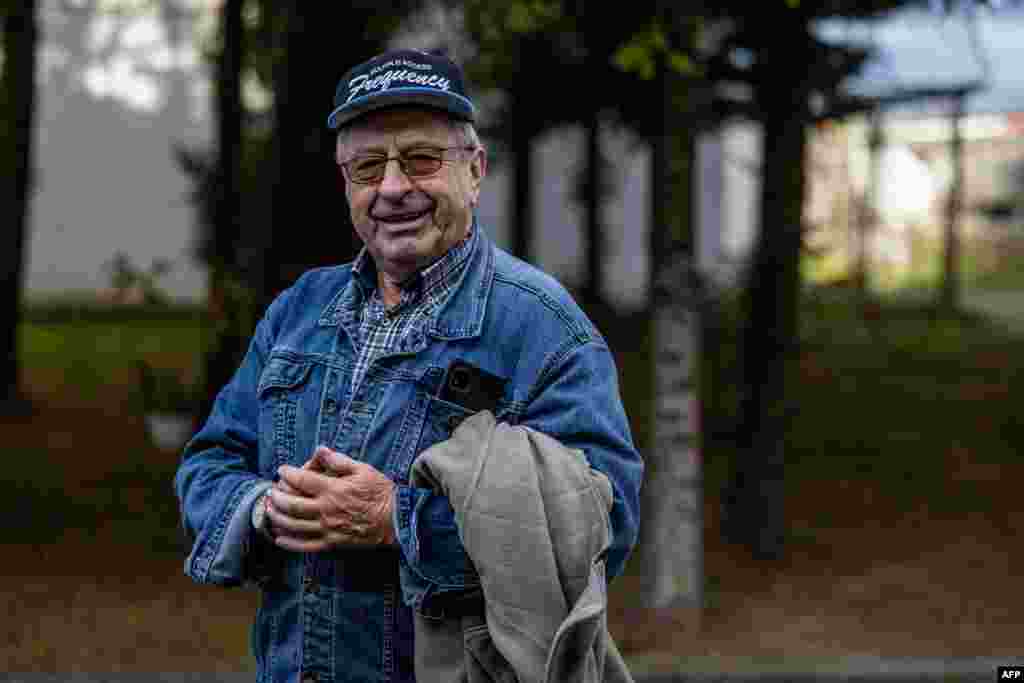 Tadeusz Rydzewski zastaje radi fotografije u blizini mjesta gdje se postavlja granična barijera. Stanovnik Zytkiejmyja u Poljskoj rekao je za AFP: &quot;Ako nam Putin prijeti, onda mislim da je potrebno izgraditi (ogradu).&quot; Joanna Kozlowska, druga mještanka, nije se složila, rekavši da je uz redovne patrole poljske granične policije područje bilo &quot;mirno i tiho&quot;, dodajući: &quot;Mislim da će tako i ostati.&quot; &nbsp; &nbsp;