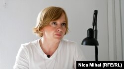 Jurnalista Emilia Șercan spunea în interviul acordat Europei Libere în noiembrie 2022 că este urmărită de cei care vor să afle care sunt sursele sale și că se teme pentru viața ei. 