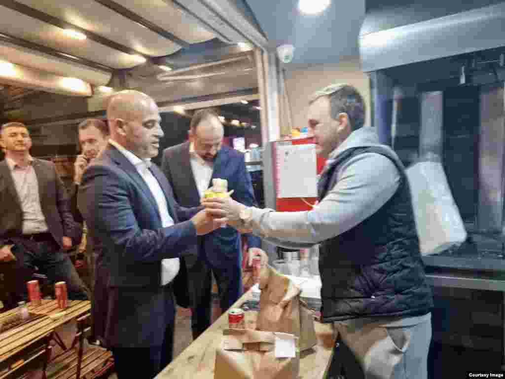 Премиерот Димитар Ковачевски со вицепремиерот Фатмир Битиќи во сендвичарница во Прилеп ( 28 октомври, 2022)