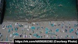 Пляж на крымском побережье, 2022 год. Иллюстрационное фото