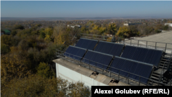 Peste un milion de lei au fost investiți, printr-un proiect transfrontalier, în 18 panouri solare menite să încălzească apa menajeră pentru unul dintre blocurile Spitalului Raional Leova.