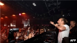 Френският DJ на откриването на новия нощен клуб Queen, близо до Шанз-Елизе в Париж, през септември 2015 г.