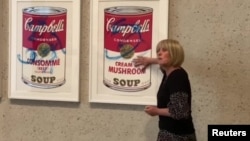 Австралийска активистка, която е залепила ръката си за картина на Анди Уорхол