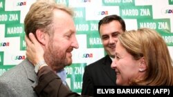 Bakir i Sebija Izetbegović, iza njih Asim Sarajlić koji je na "crnoj listi" SAD-a, nakon izbora 4. oktobra 2010.