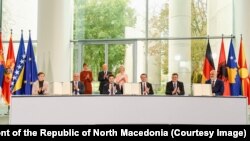 Udhëheqësit e gjashtë vendeve të Ballkanit Perëndimor gjatë nënshkrimit të marrëveshjes në Berlin.