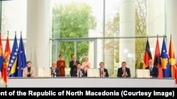 Kryeministrat e Kosovës, Shqipërisë, Bosnje e Hercegovinës, Malit të Zi, Maqedonisë së Veriut dhe Serbisë, gjatë nënshkrimit të marrëveshjeve për njohjen reciproke të letërnjoftimeve, të diplomave universitare dhe të kualifikimeve profesionale, Berlin, 3 nëntor 2022.