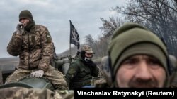 Militarii ucraineni pe un tun autopropulsat 2S7 Pion, în apropierea unei linii de front din regiunea Herson, Ucraina, 9 noiembrie 2022