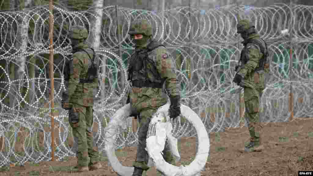 A lengyelek szerint félő, hogy Moszkva illegális migránsok beáramlását szervezheti az EU-ba, hasonlóan ahhoz, ami 2021-ben a belarusz határon történt, amikor Minszk állítólag migránsok ezreit &bdquo;terelte&rdquo; lengyel, lett, litván és észt területre