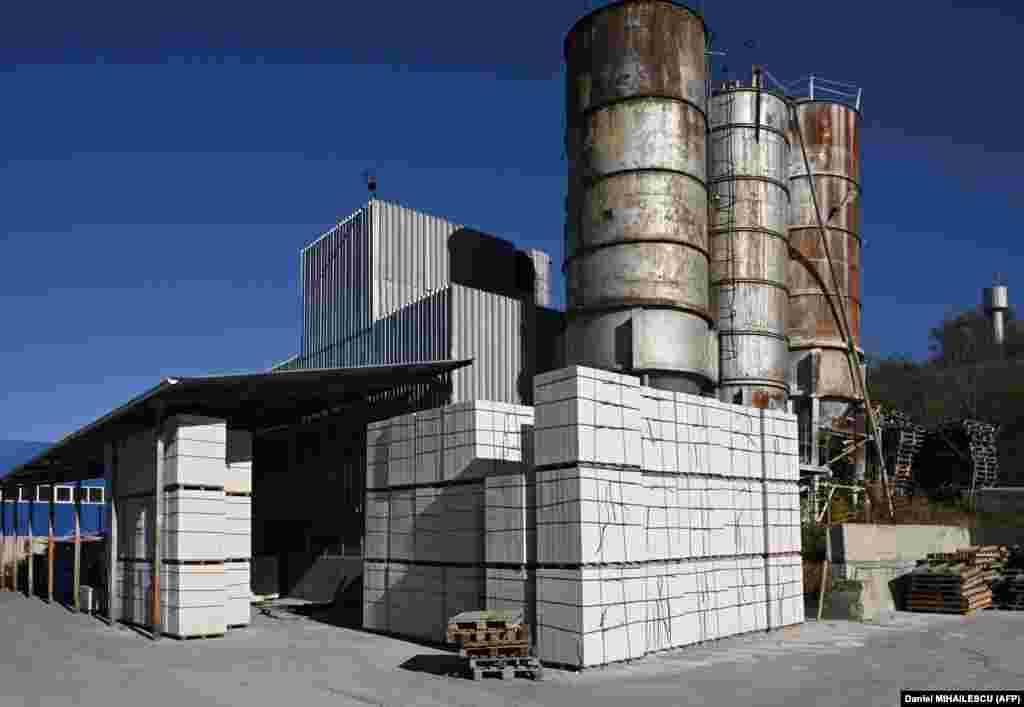 Blokovi betona uslikani u dvorištu Ignatove fabrike u Četrosu. Ignat kaže da su &quot;narednih šest meseci ključni&quot; za njegovu zemlju. &quot;Mi smo jednom nogom u Rusiji, drugom u EU. Ako želimo da pokažemo hrabrost i dostojanstvo, moraćemo sa obe noge da stanemo u Evropu i da se rešimo ucena poslednjih 30 godina&quot;, kaže Ignat. &nbsp;