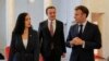 Presidentja e Kosovës, Vjosa Osmani dhe kryeministri, Albin Kurti, para takimit me presidentin francez, Emmanuel Macron. Paris, 10 nëntor 2022. 