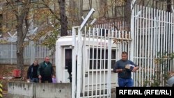 Policët në Mitrovicë të Veriut duke shkuar në stacionin policor për të dorëzuar armët, pas dorëheqjes së tyre. 7 nëntor 2022.