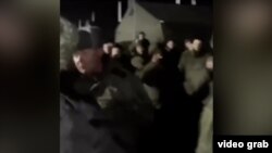 Mindeközben Oroszországban: Tatárföldön frissen besorozott katonák durván üvöltöztek parancsnokaikkal a rossz körülmények, a hideg és a korrupció miatt