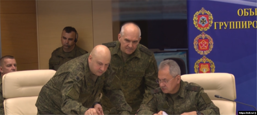 РУСИЈА -&nbsp;Министерот за одбрана Сергеј Шојгу им нареди на руските војници да се повлечат од десниот брег на реката Днепар во делумно окупираната област Херсон во Украина, што е уште едно повлекување од руска страна во услови на голем број неуспеси на Москва на боиштата во источниот и југоисточниот дел на Украина. Шојгу на состанокот со командантот на руските трупи во Украина, армискиот генерал Сергеј Суровикин, на 9 ноември рече дека повлекувањето мора да се спроведе што побрзо.