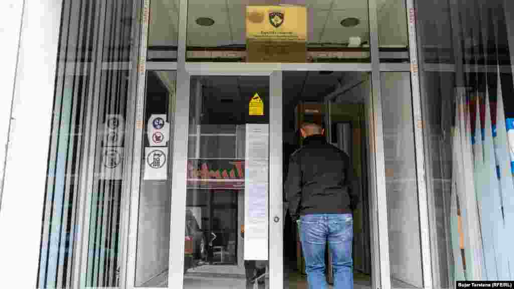 Pored policije, ostavke su podneli i tužioci Osnovnog tužilaštva u Mitrovici, koje pokriva teritoriju Južne Mitrovice, Severne Mitrovice, Srbice i Vučitrna.