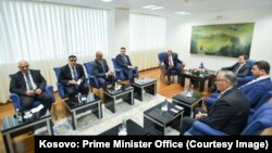 Kryeministri i Kosovës, Albin Kurti, gjatë një takimi me liderët e opozitës, më 2022.