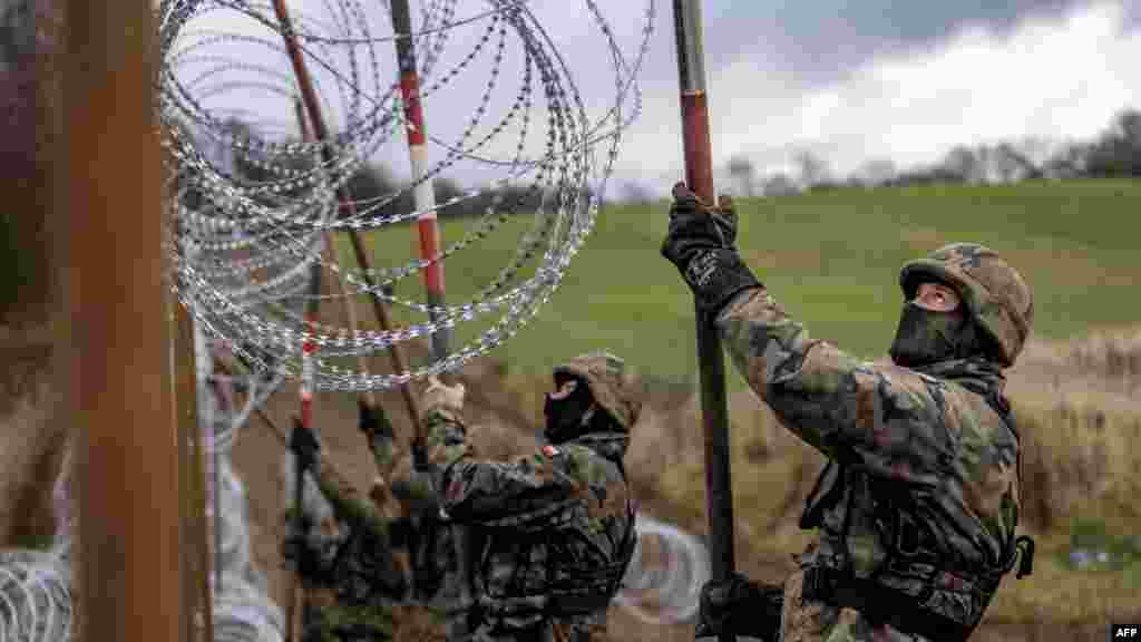 A munkálatok egy nappal Mariusz Błaszczak lengyel védelmi miniszter november 2-i bejelentése után kezdődtek meg, miszerint ellenállóbb zárra van szükség a 210 kilométeres határ mentén