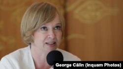 Emilia Șercan, jurnalistă de investigații, spune în interviul pentru Europa Liberă că este urmărită. Ea susține că ar putea fi vorba despre o intimidare sau despre faptul că persoanele respective vor să afle dacă există anumite surse care îi livrează informații.