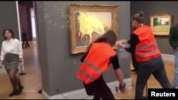 Екоактивисти заливат с картофено пюре "Купа сено" на Клод Моне в Потсдам