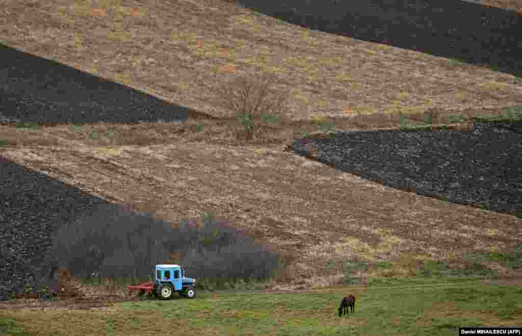 Poljoprivredni radovi u blizini sela Tibrica, 2. novembar 2022. Članica Evropske unije Rumunija je objavila u oktobru da će početi da prodaje električnu energiju susednim zemljama po povlašćenim cenama zbog problema koje je izazvala ruska invazija na Ukrajinu. Moldavska vlada zahteva od gradova da isključe uličnu rasvetu, a od domaćinstava da smanje potrošnju, dok je od poslodavaca zatražila da prilagode proizvodnju periodu dana kada je smanjena potrošnja električne energije.