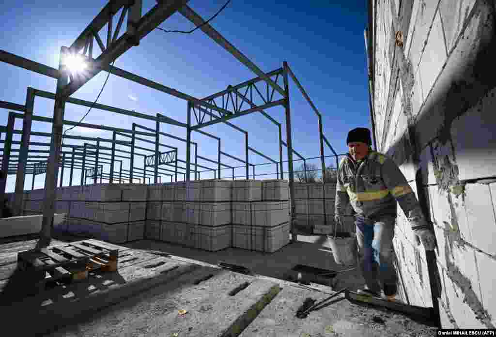 Kriza je naterala ovu fabriku, koja proizvodi građevinski materijal, da se zatvori prvi put od 1992. godine. Njeni radnici su raspoređeni na gradnju jedne hale, kako bi sačuvali poslove. &nbsp;