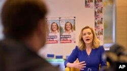 Elena Lasconi, candidata USR la prezidențialele românești, în timpul unui interviu acordat agenției AP, la București, pe 15 aprilie 2025