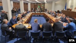 Съвместното заседание на парламентарните комисии по отбрана и външна политика се проведе в бившия партиен дом.