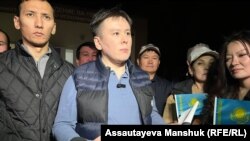 Лидер Демпартии Жанболат Мамай дает комментарии СМИ после выхода из СИЗО. 2 ноября 2022 года