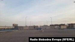 Новиот мост во Аеродром заграден со тараби