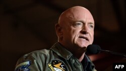 Kao bivši kapetan američke mornarice i penzionisani astronaut Mark Kelly je bio na četiri putovanja u svemir, uključujući misije isporuke opreme, zaliha i posade na Međunarodnu svemirsku stanicu.