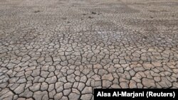 Tokë e thatë, si pasojë e motit të nxehtë. Fotografi ilustruese.