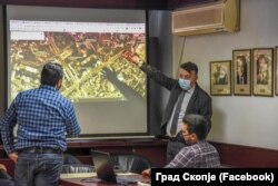 Поранешниот градоначалник Петре Шилегов го претставува автобуското метро, БРТ систем