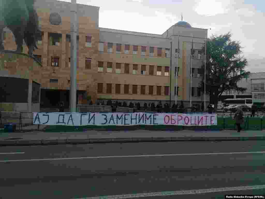 Транспарент пред&nbsp;пред законодавниот дом, каде неодамна беа предложени законски измени со кои се планираше кратење на бесплатниот студентски оброк за студентите кои земаат стипендии, за апсолвентите и за оние чии семејства имаат плата повисока од минималната.