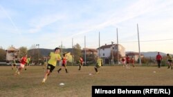 Pored seniora, organizovana je i škola fudbala za dječake, a u timu pionira igraju sinovi mostarskog sveštenika i tamošnjeg imama