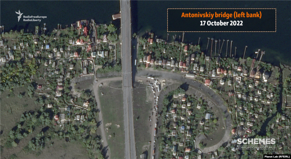 În afară de barajul de la Nova Kahovka, celălalt punct de trecere important care leagă cele două maluri ale Niprului este podul Antonivski de la periferia estică a orașului Herson. Podul a fost aruncat în mod repetat în aer de către forțele ucrainene care au încercat să limiteze capacitatea Rusiei de a-și aproviziona trupele; suprastructura podului a fost grav avariată iar căile de rulare au devenit impracticabile pentru vehicule, dar era încă în picioare pe 11 noiembrie.