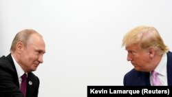 Presidenti i SHBA-së, Donald Trump dhe ai rus, Vladimir Putin, mbajnë një takim dypalësh në samitin e liderëve të G20 në Osaka, Japoni, 28 qershor 2019.
