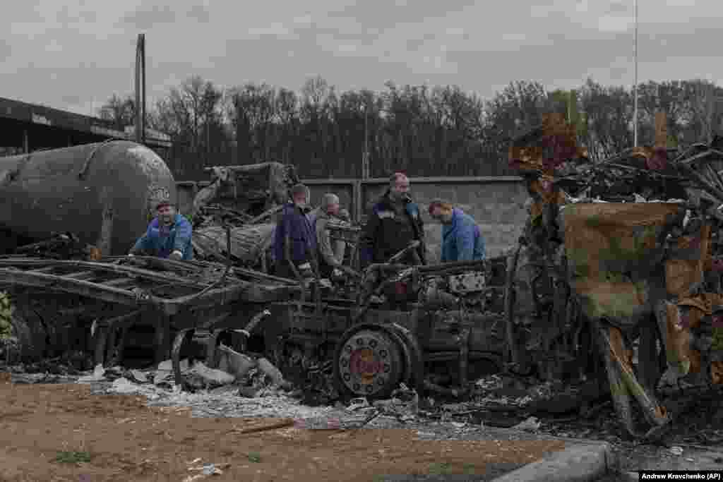 &bdquo;В допълнение към бойните жертви, войната също е ад за здравето на хората, физическо и психическо&ldquo;, каза Рик Щайнер, американски експерт по околната среда. Въздействието върху здравето от замърсената вода и излагането на токсини, отприщени от конфликта, &bdquo;може да отнеме години, за да се прояви&ldquo;, каза той.