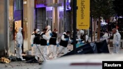 Турски разследващи обработват мястото на експлозията на централния булевард "Истиклял" в Истанбул.