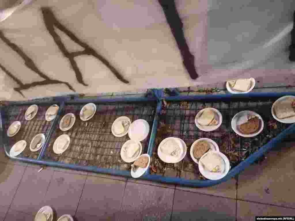Студентите на протестот оставија порции со храна каква што тие добиваат во студентските домови