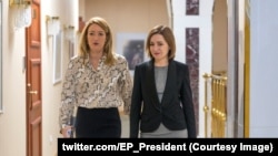 Președinta moldoveană Maia sandu o conduce pe holul Președinției de la Chișinău pe pe Roberta Metsola, președinta Parlamentului European