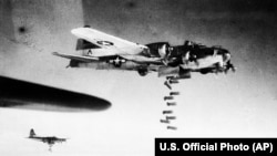 Американски бомбардировач B-17, наричан „Летяща крепост“ по време на операция близо до Дрезден. 6 февруари 1945 г.