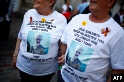 Rudele unui băiat care a murit în 1990 la doar 7 ani, după ce a fost infectat cu HIV/SIDA și hepatită C în urma unei transfuzii de sânge, s-au aflat în fața palatului Westminster pentru a fi martori la publicarea raportului Langstaff.