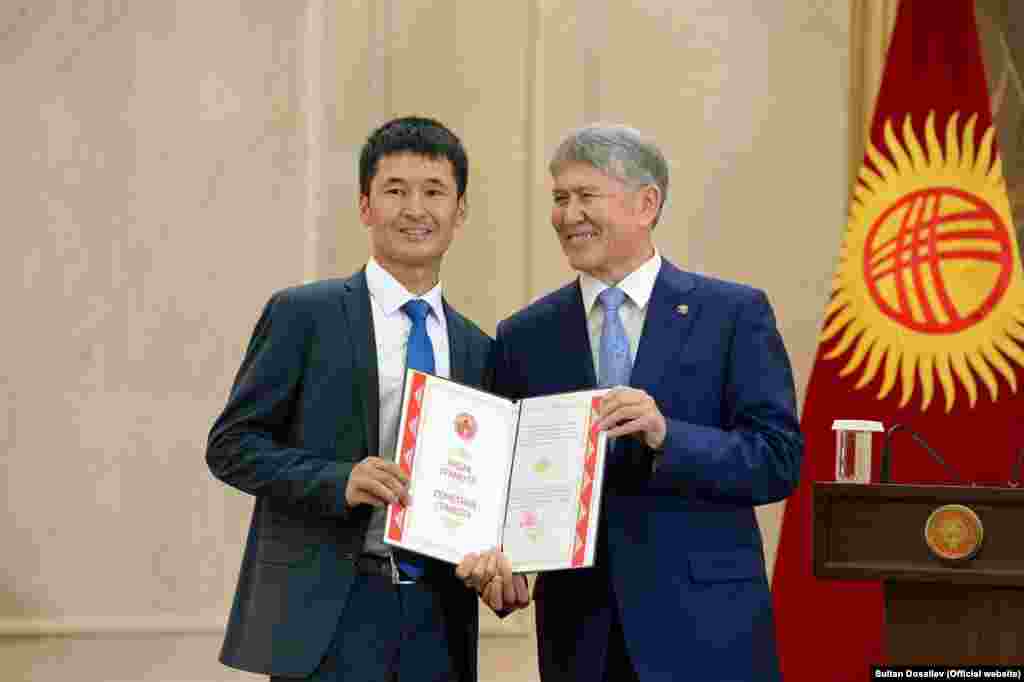 В 2016 году Уланбек удостоился Почетной грамоты Кыргызстана. Кроме того, в 2017 году он получил награду Межпарламентской ассамблеи СНГ. Его работу отметили почетным знаком &laquo;За заслуги в развитии печати и информации&raquo;.