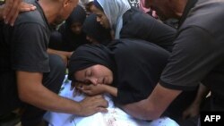 Članovi porodica i prijatelji oplakuju ubijene u izraelskom napadu na punktu za distribuciju hrane u Kan Junisu, 19. jula 2025.