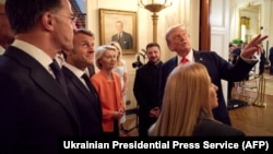 Президентът на САЩ Тръмп с президентите на Украйна и Франция - Зеленски и Макрон, премиерката на Италия Мелони, председателката на ЕК Фон дер Лайен и шефът на НАТО Рюте в Белия дом, след като предишната седмица Тръмп се срещна с руския си колега Путин.