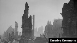 Снимка на разрушения град, 1945 г.