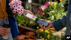 Banka Qendrore e Kosovës e cilëson shërbimin Apple Pay si mjet për “pagesa të shpejta, të sigurta dhe pa kontakt”.