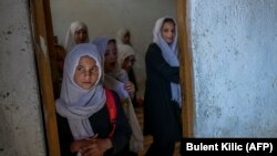 Disa vajza të shkollës fillore shihen brenda një klase në Kabul.