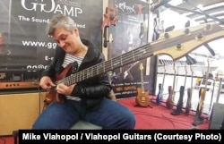 Decebal Bădilă cântă pe o chitară bass marca Vlahopol Guitars, la târgul Musikmesse de la Frankfurt.