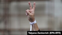 Panglica albă, simbolul protestelor antiguvernamentale din Belarus. La o acțiune de protest, în fața Teatrului Național Academic „Janka Kupala” din Minsk, august 2020