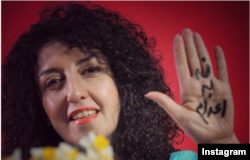 ნარგეს მოჰამადი. წარწერა ხელისგულზე: „არა სიკვდილით დასჯას“